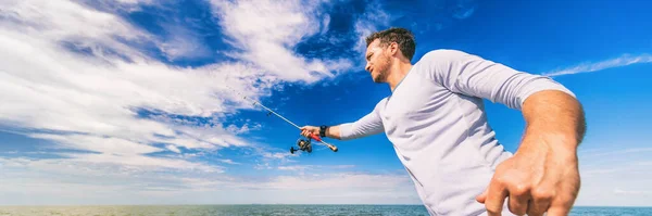 Fischer Mann Wurfschnur Fischer im Freien auf blauem Himmel Banner Hintergrund. Sportfischen — Stockfoto