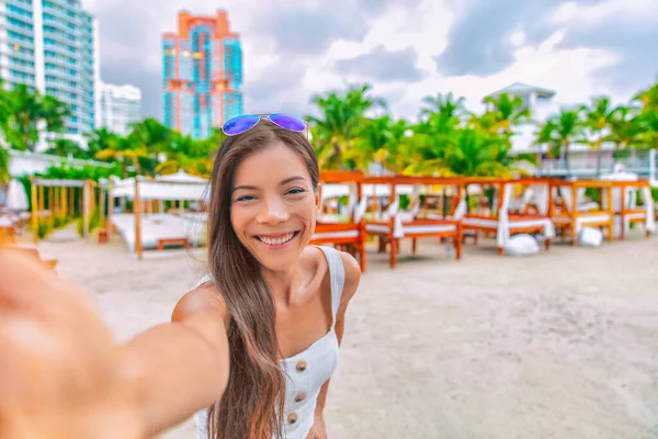 Viaje selfie mujer turista asiática de vacaciones en South Beach resort hotel en Miami, Florida, EE.UU. vacaciones. Escapada de vacaciones de lujo — Foto de Stock