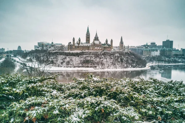 Parlamento de Ottawa en invierno. Paisaje urbano de la ciudad capital de Canadas, destino turístico canadiense en paisaje de nieve — Foto de Stock