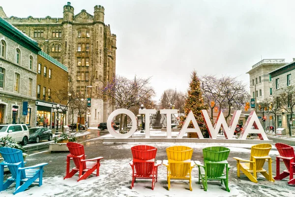 Kışın Ottawa 'da, şehirde Noel ağacı süslemesi. Kentsel manzara Kanada seyahati — Stok fotoğraf