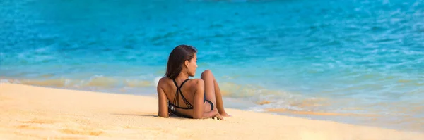Женщина для отдыха на пляже, лежащая на песчаном баннере — стоковое фото