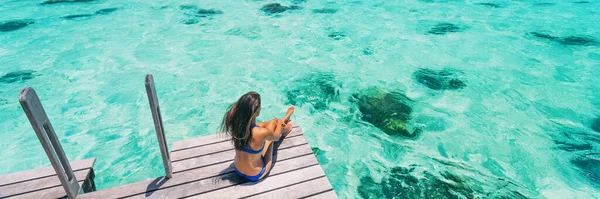 Luxusní pláž dovolená destinace žena relaxaci na idylickém ráji modrá tyrkysová čistá voda pro šnorchlování. Banner panorama s texturou pozadí na oceánu — Stock fotografie