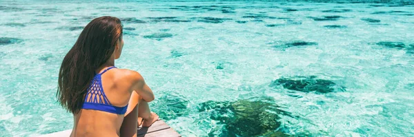 Luxus-Reise-Bikini Frau Sonnenbräune am Meer Strand Banner-Panorama. Kopierraum auf türkisblauem Wasser. Bademode Mädchen entspannen in den Sommerferien — Stockfoto