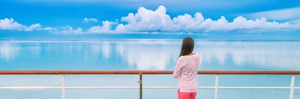 Kryssningsfartyg resa turist kvinna på båten däck ser en lugn sommar natthimmel efter regn. Lugnt stilla havsvatten landskap. Turism semester segla bort — Stockfoto