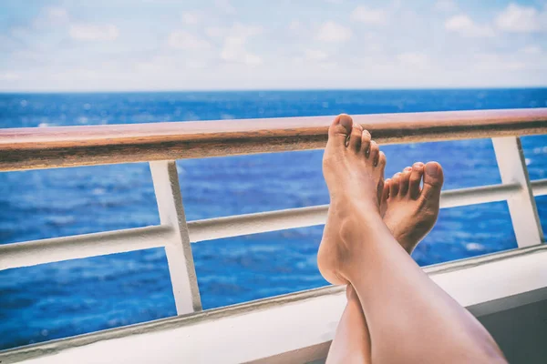 Crucero viaje mujer relajante con los pies en la cubierta del barco balcón a la vista del océano en destino de viaje en barco de luna de miel. Relajación estilo de vida. —  Fotos de Stock