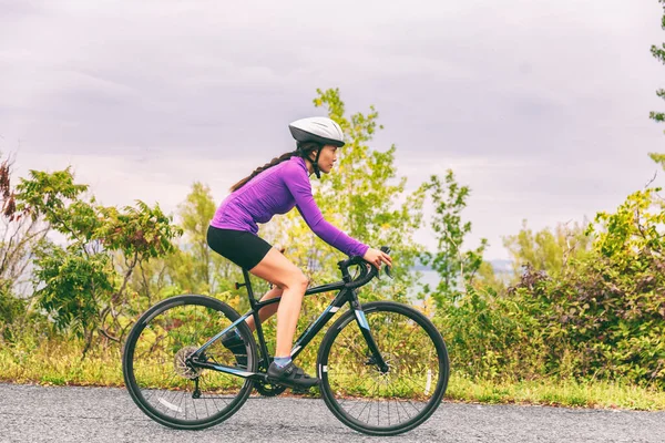 Rowerem kolarskim rower atleta rowerzysta kobieta jazda rowerem trening cardio outdoor. Aktywne dopasowanie stylu życia fitness trening — Zdjęcie stockowe