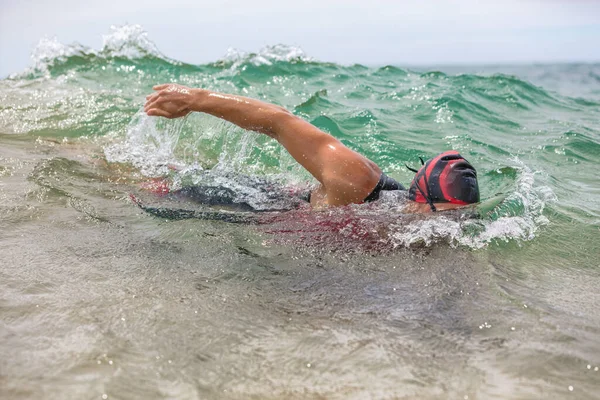 Yüzücü adam okyanus triatlon yarışında emekleyerek yüzüyor. Triatloncu adam okyanus panorama pankartıyla serbest yüzüyor. Hawaii 'de Demir Adam antrenmanı için triatlon profesyonel atleti. — Stok fotoğraf