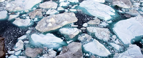 Globalne ocieplenie i zmiany klimatu - góry lodowe z topniejącego lodowca na fiordzie lodowym — Zdjęcie stockowe