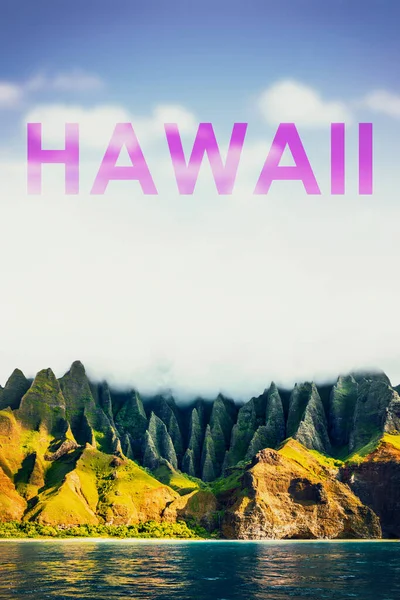 デザイン広告のためのスカイコピースペースに書かれたハワイ語のタイトルとハワイ旅行のビーチの風景の背景ポスター。アメリカでの夏休みの目的地、ハワイのナパリカウアイ山 — ストック写真