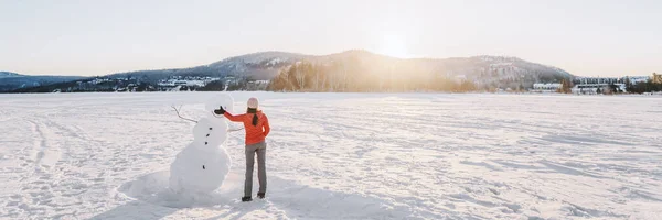 Atividades divertidas de inverno. Bandeira de menina fazendo boneco de neve no inverno lago neve natureza paisagem. Vista panorâmica — Fotografia de Stock
