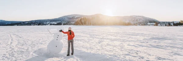 Winterspaß. Banner von Mädchen, die Schneemänner im Winter See Schnee Naturlandschaft. Rundumblick — Stockfoto