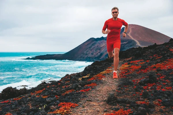 Lauf-Mann-Läufer läuft auf Bergpfad. Sportler Ultralauf-Langstrecke auf Wettkampfmarathon mit Kompressionskleidung, Sonnenbrille und tragbarem Gerät für die Smartwatch. — Stockfoto