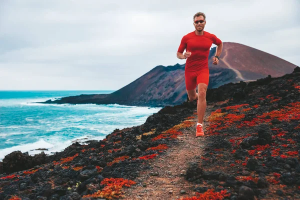 Corre hombre de carrera corredor corriendo por el sendero de montaña. Deportivo atleta ultra correr larga distancia en carrera maratón de competición con ropa de compresión, gafas de sol smartwatch dispositivo portátil. — Foto de Stock