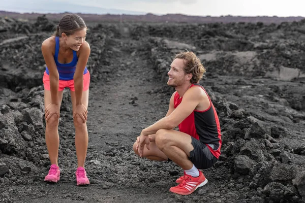 Οι δρομείς κουράστηκαν να προπονούνται κάνοντας διάλειμμα μιλώντας μαζί. Running ζευγάρι αθλητές Ασιάτισσα γυναίκα, ευτυχισμένος άνθρωπος απολαμβάνοντας υπαίθρια άσκηση — Φωτογραφία Αρχείου