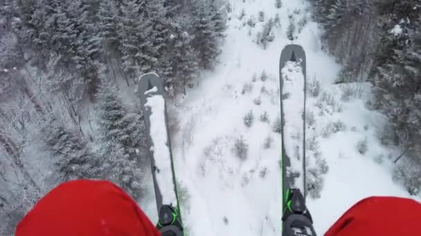 Ski inverno férias conceito vídeo. Elevador de esqui e gôndola. Primeira pessoa ver POV com esquis. Esqui em encostas de neve nas montanhas, Pessoas se divertindo em um dia nevado - Desporto de inverno atividade ao ar livre — Vídeo de Stock
