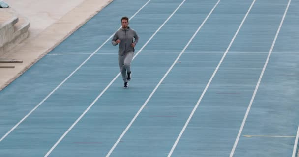 Entraînement d'homme de course sur l'athlétisme et le stade. Homme athlète coureur en jogging échauffement en survêtement. Exécutez le concept sportif. Coup de feu au ralenti à 59,94 FPS — Video