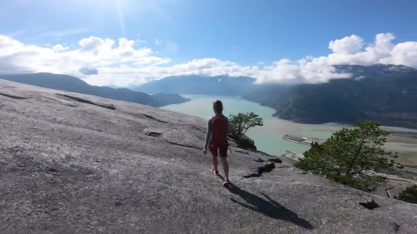 Senderismo increíble paisaje natural en Squamish Stawamus Chief Hike. Mujer de senderismo en la cumbre de First Peak en Columbia Británica, Canadá. Destino popular de montaña para actividades al aire libre en Canada — Vídeos de Stock