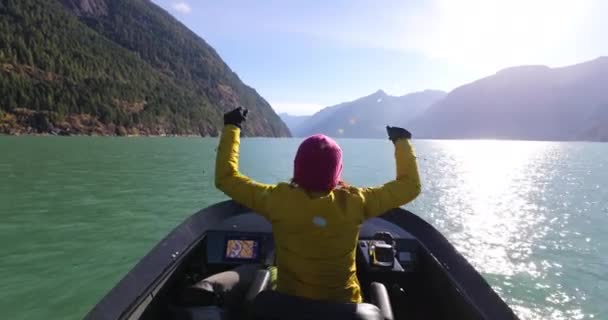 Woman Driving Motor Boat Cheering Happy Braços entusiasmados e alegres Criado em Beautiful Nature Landscape, British Columbia, Toba Inlet perto do rio Campbell. Tour Turístico Whale Watching Travel, Canadá — Vídeo de Stock