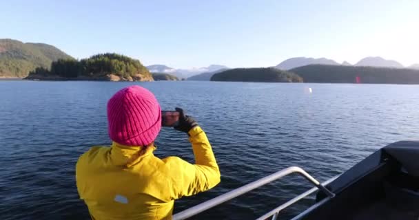 Tourist auf Bootstour beim Fotografieren mit dem Handy in der schönen Fjordlandschaft, British Columbia in der Nähe von Bute, Toba Inlet, Campbell River. Wale und Bären beobachten, Lachsfischerei Reiseziel, Kanada — Stockvideo