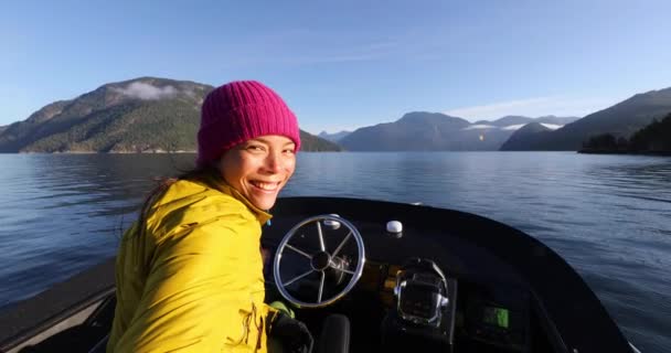 Woman Driving Motor Boat Selfie Video Porträtt Titta på kameran ler i vacker natur landskap i British Columbia Near Bute, Toba Inlet, och Campbell River, Vancouver Island, Kanada — Stockvideo