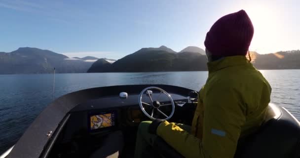 Gente del barco. Mujer joven conduciendo barco a motor en la naturaleza — Vídeo de stock