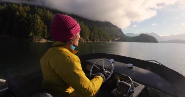 Donna che guida la barca a motore in un bellissimo paesaggio naturale Sorridente felice al tramonto nella costa della Columbia Britannica vicino a Bute, Toba Inlet e Campbell River. Whale Watching Destinazione turistica, Canada — Video Stock