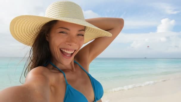 Strand vakantie vrouw nemen leuk telefoon selfie op het strand gelukkig — Stockvideo