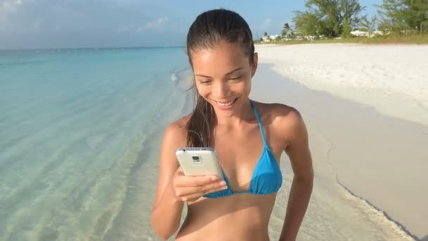 Resor sociala medier Instagram Influencer tar selfie foto på stranden semester — Stockvideo