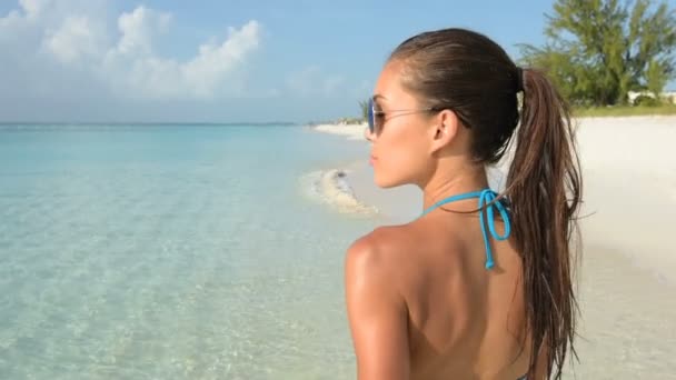 Happy beach styl życia okulary słoneczne dziewczyna uśmiechnięta zabawa — Wideo stockowe