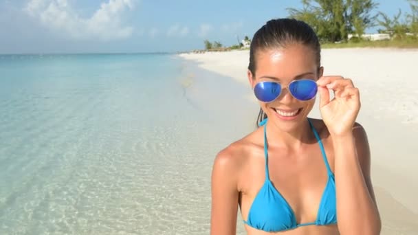 Beach bikini Azjatka kobieta uśmiecha szczęśliwy mruga nosząc okulary przeciwsłoneczne — Wideo stockowe