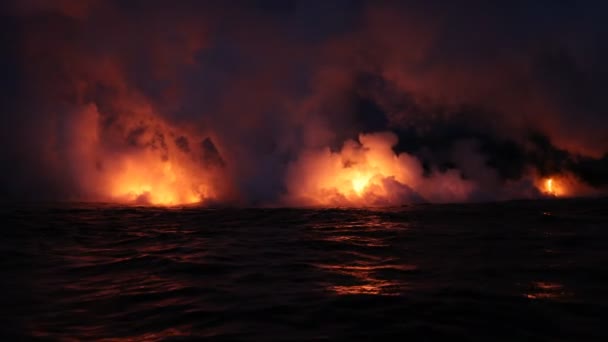 Lava corriendo en el océano por erupción de lava volcánica en Big Island Hawaii — Vídeos de Stock