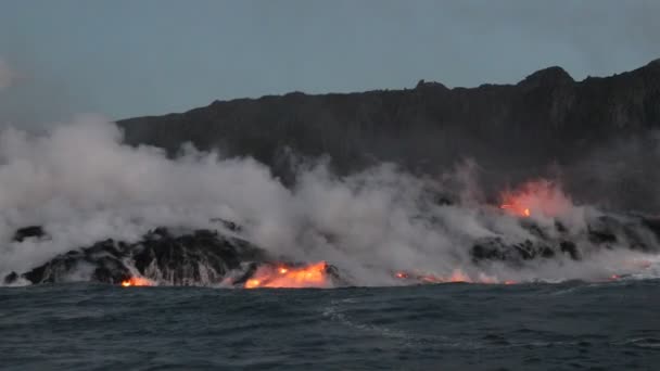 Hawaii Lava flowing into the ocean from volcano lava eruption on Big Island — Stockvideo