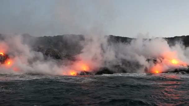 Lava oceaan - stromende lava bereiken van de oceaan op Big Island, Hawaii vulkaan uitbarsting — Stockvideo