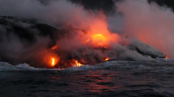 Havaj Láva oceán zblízka - Láva běží v oceánu od sopky Kilauea — Stock video