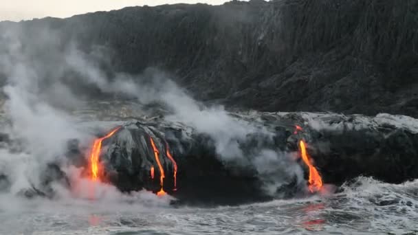 Lávové moře- tekoucí láva dosahující oceánu na Big Islandu, havajská sopečná erupce — Stock video