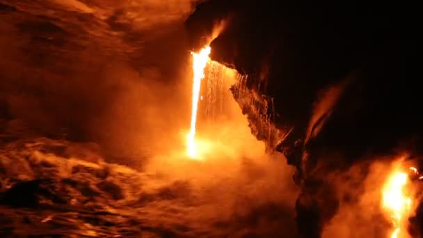 Lava corriendo en el océano por erupción de lava volcánica en Big Island Hawaii — Vídeo de stock