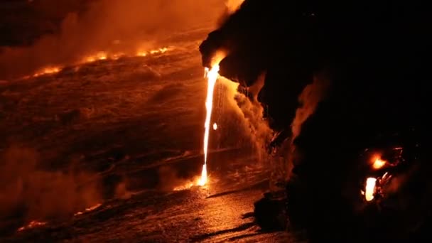 Océano lava - lava fluyendo alcanza el océano en Big Island, erupción del volcán Hawai — Vídeos de Stock