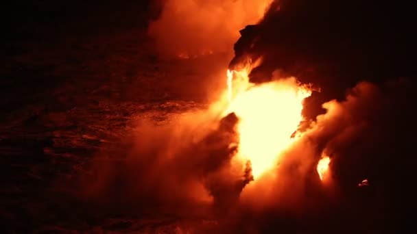 Hawaii La lava que fluye en las caídas de roca oceánica rompe la erupción de lava volcánica — Vídeo de stock