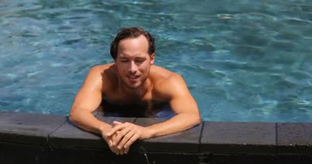 Hombre disfrutando de vacaciones piscina resort — Vídeo de stock