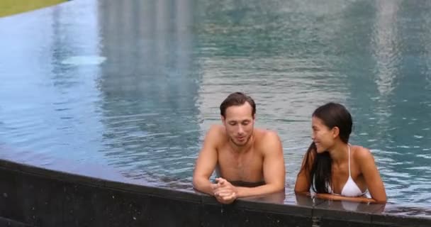 Casal de lua de mel relaxando juntos - piscina — Vídeo de Stock