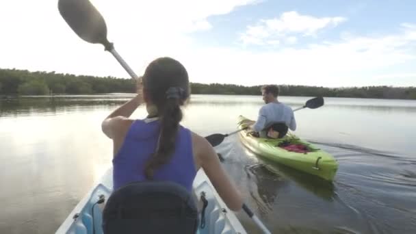 Pessoas de caiaque - Casal jovem em aventura de viagem de caiaque se divertindo — Vídeo de Stock