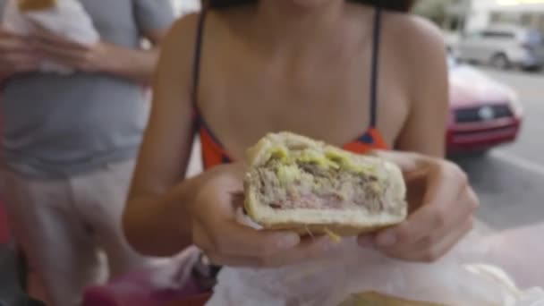 Sanduíche cubano - Sanduíche tradicional cubano com presunto, carne de porco e queijo — Vídeo de Stock