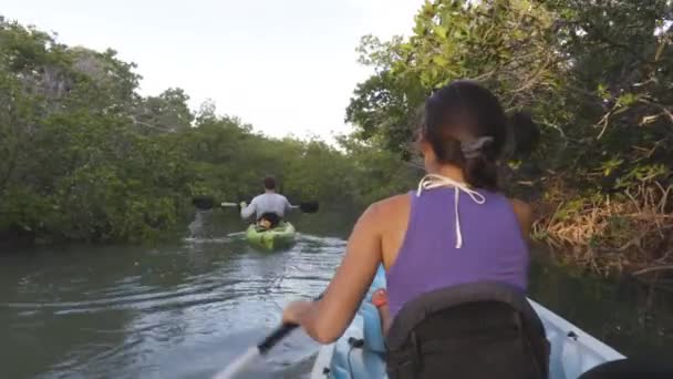 Caiaque - Mulher de caiaque em caiaque aventura de viagem na Flórida — Vídeo de Stock
