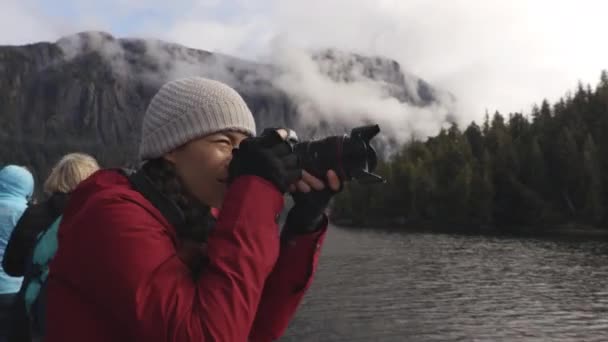 Alaszka turisztikai fotós élvezi utazás nyaralás hajóút Misty Fiords — Stock videók