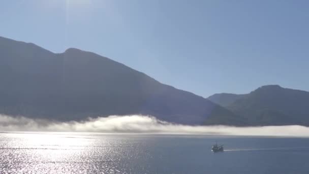 Αλάσκα εσωτερικό πέρασμα φύση τοπίο με μικρό αλιευτικό σκάφος — Αρχείο Βίντεο