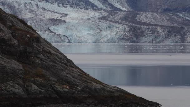 Alaska Buzul Körfezi 'nden insansız hava aracı. — Stok video