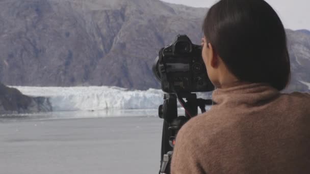 Туристи - фотографи на Алясці роблять фотографії льодовика. — стокове відео