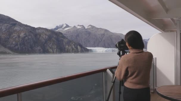 Fotograf turista na Aljašce fotografování ledovcového národního parku — Stock video