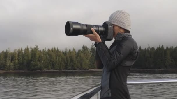 Alaska fotógrafo de vida silvestre turista en crucero de vacaciones en Misty Fiords — Vídeo de stock