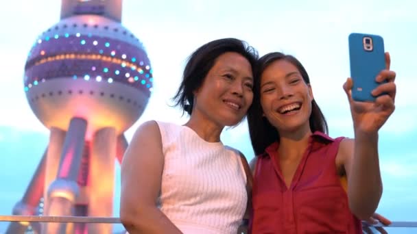 中国上海女人用智能手机照了一张东方明珠的自拍照 — 图库视频影像